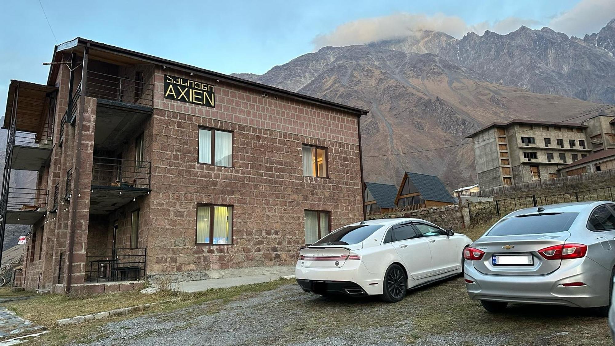 Hotel Axien Kazbegi Екстериор снимка