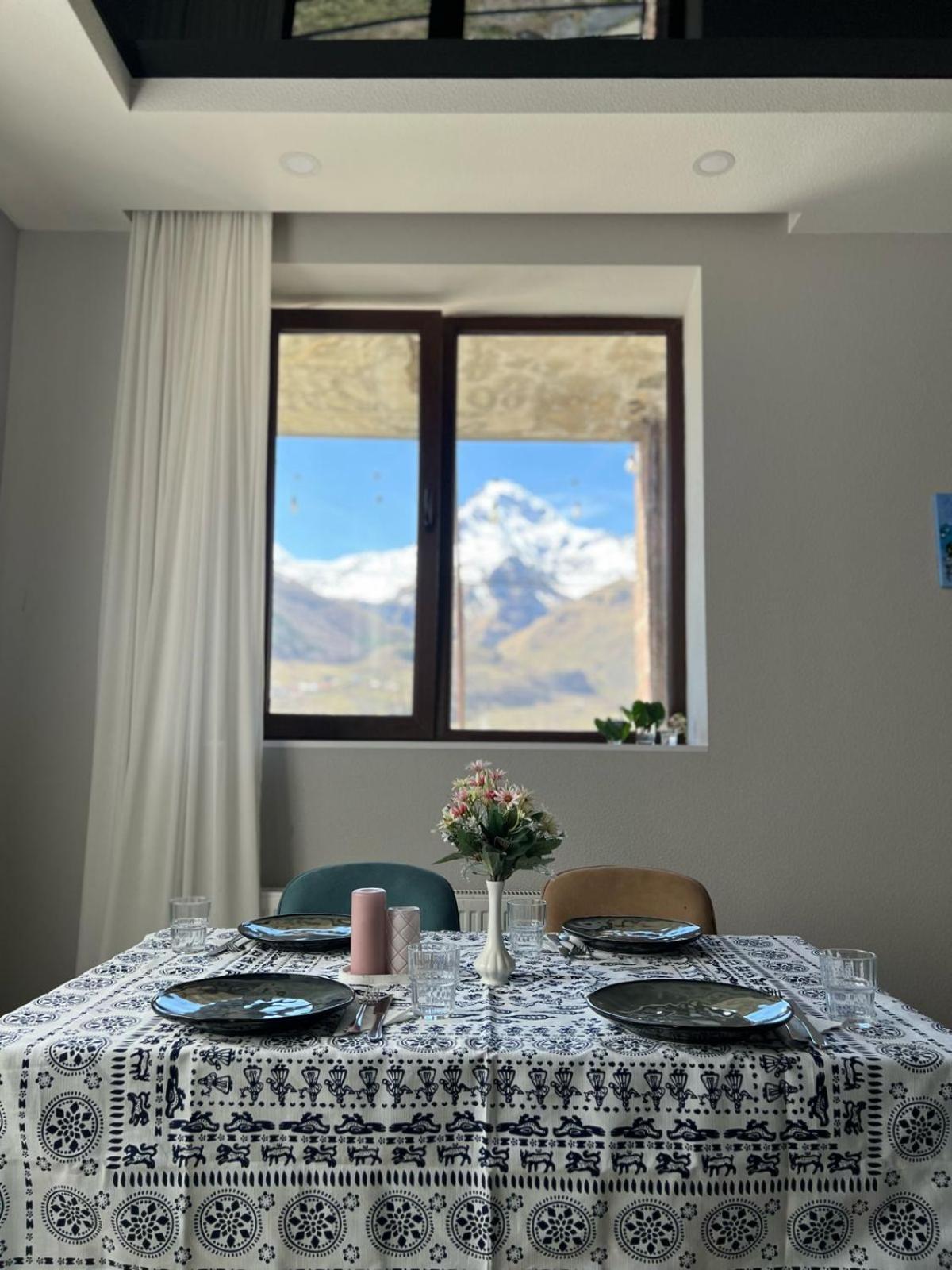 Hotel Axien Kazbegi Екстериор снимка