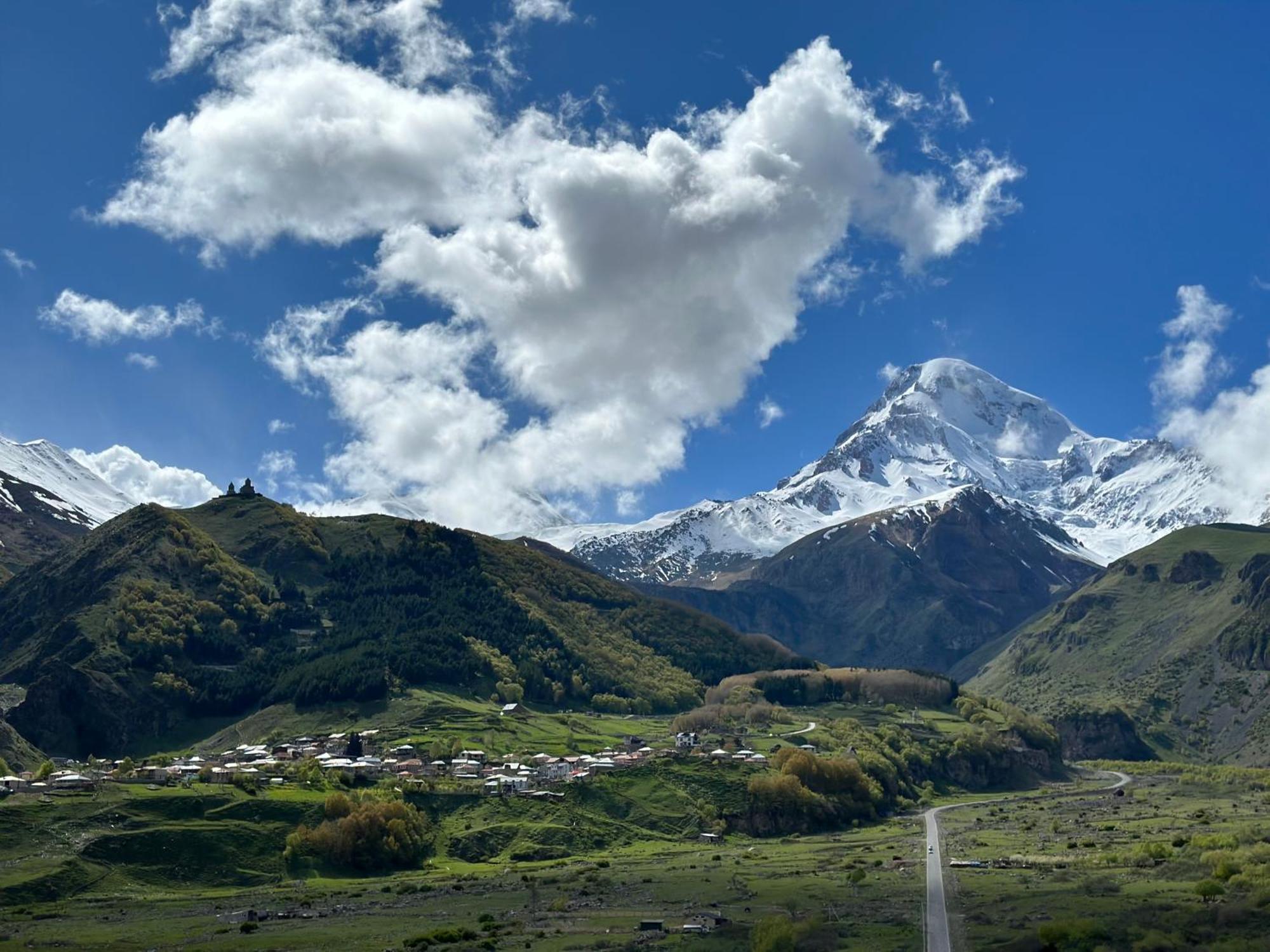 Hotel Axien Kazbegi Екстериор снимка