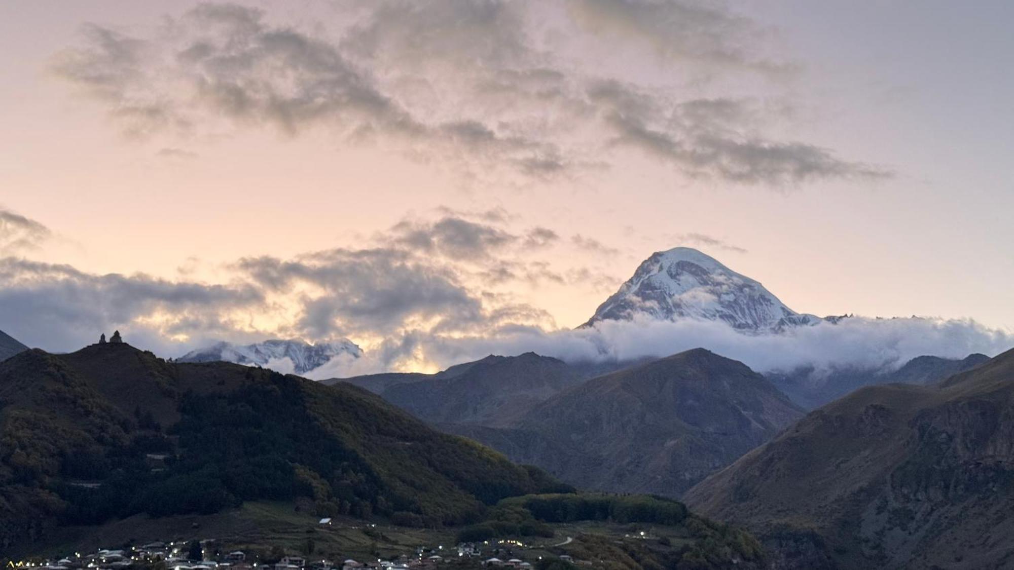 Hotel Axien Kazbegi Екстериор снимка