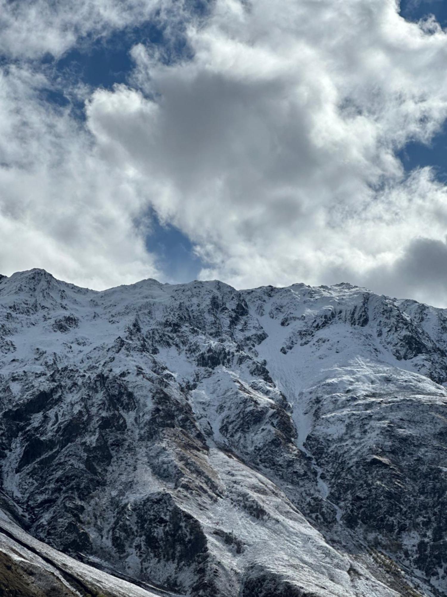 Hotel Axien Kazbegi Екстериор снимка