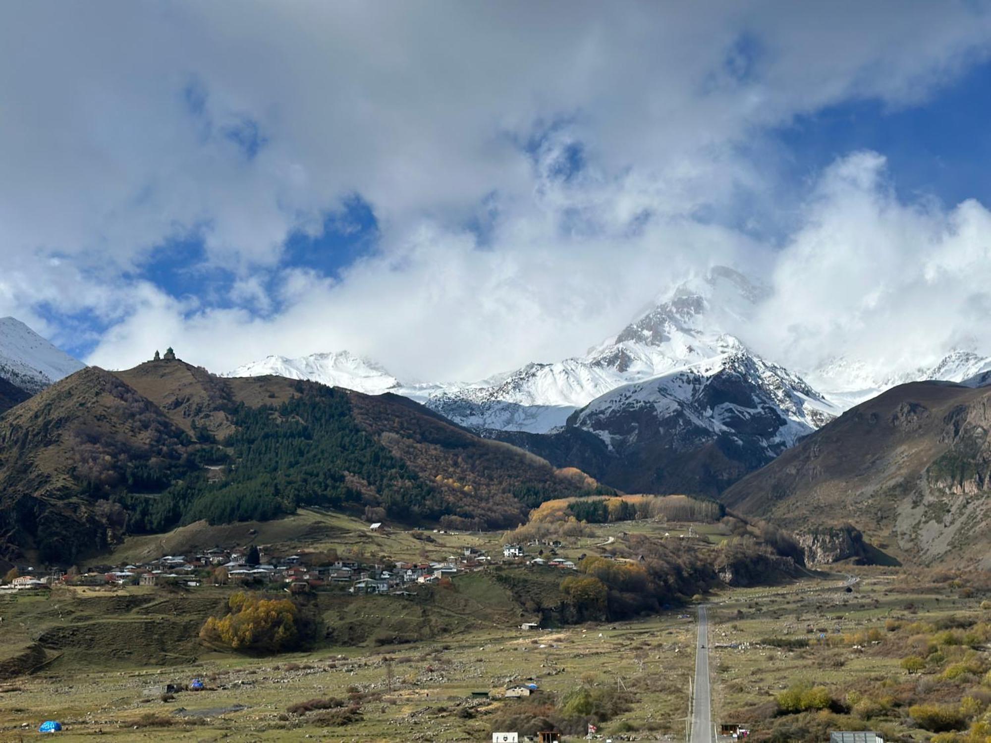 Hotel Axien Kazbegi Екстериор снимка